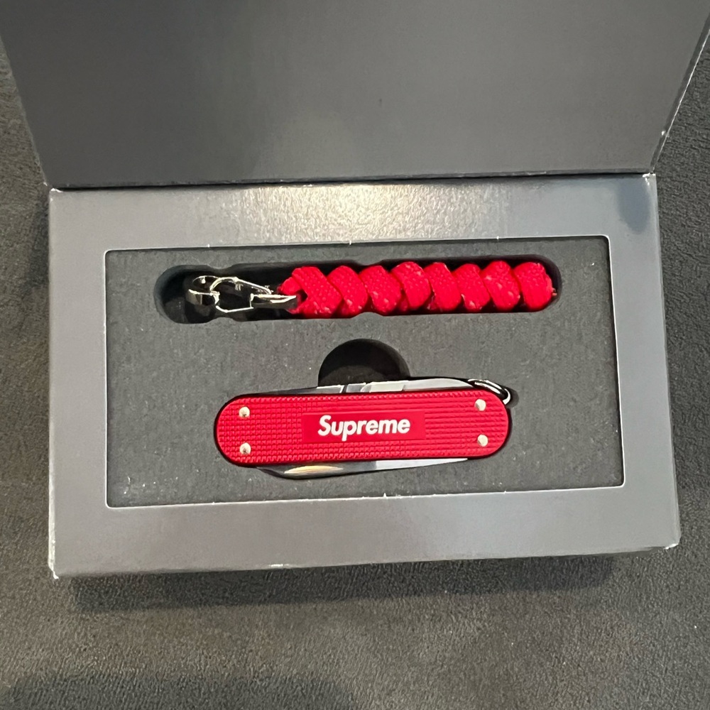 Supreme SS19 victorinox Alox